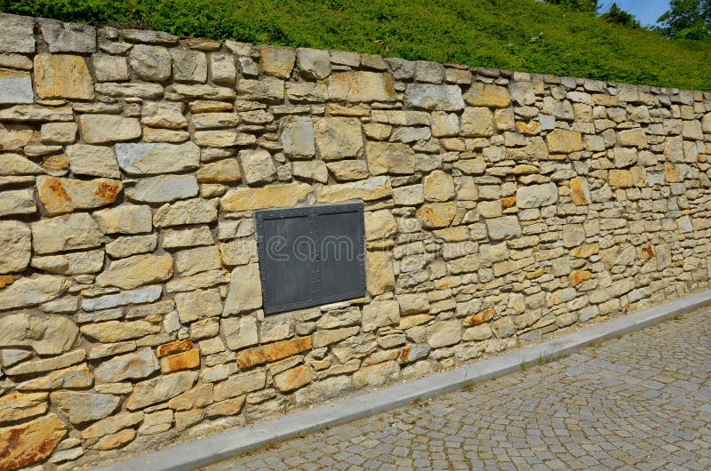 Muro De Retenção De Pedra Dura, Belamente Dobrado, Unido Com Argamassa De  Cimento. Pedra Calcária Amarela-amarela-acastanhada. Pos Imagem de Stock -  Imagem de tijolo, elevado: 230338823