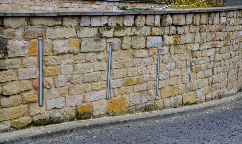 Muro De Retenção De Pedra Dura, Belamente Dobrado, Unido Com Argamassa De  Cimento. Pedra Calcária Amarela-amarela-acastanhada. Pos Imagem de Stock -  Imagem de tijolo, elevado: 230338823