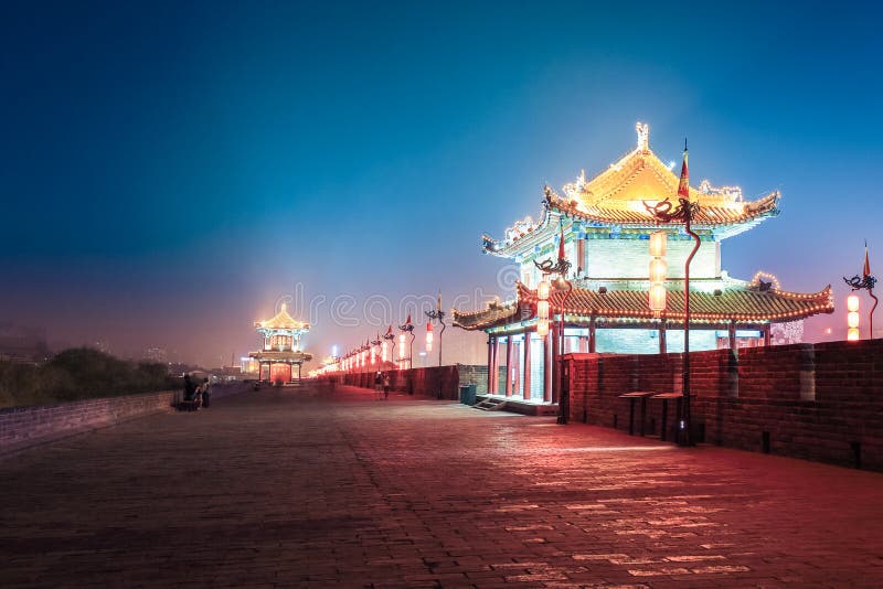 Muro di cinta antico di Xi'an alla notte fotografie stock Muro di cinta antico di Xi'an alla notte fotografie stock