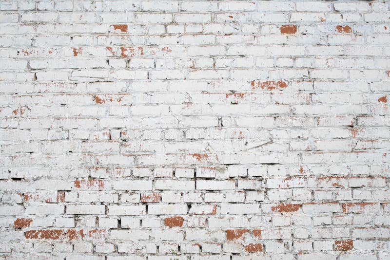 Muro di mattoni bianco incrinato di lerciume strutturato fotografie stock