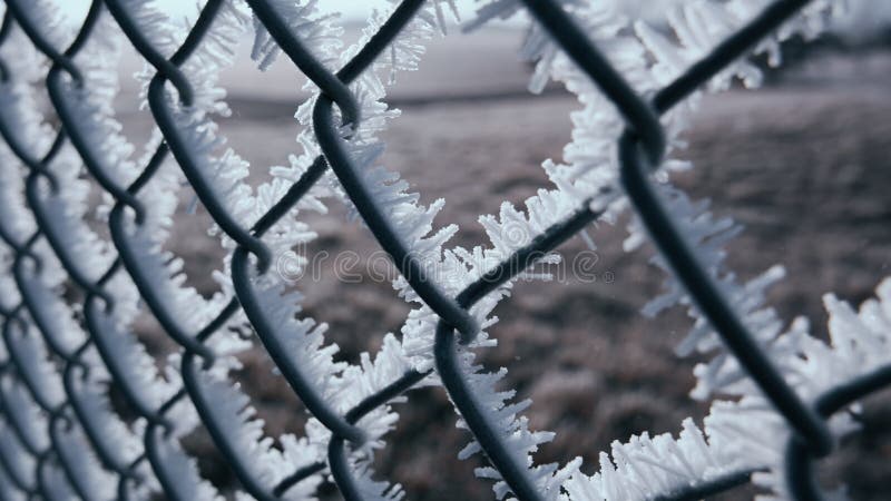 Muro di metallo ricoperto di neve in una mattina gelida d'inverno