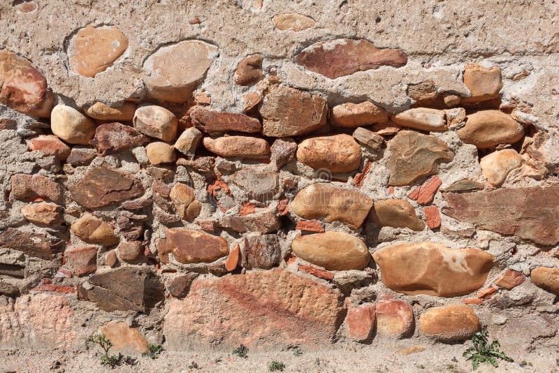 Muro De Pedra Com Musgo E Plantas Verdes. Captura De Reforço Da Via De  Cobertura. Pavimentação De Pedra Natural No Parque Próximo. Imagem de Stock  - Imagem de velho, estrutura: 262768673