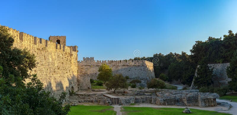 Murs de la forteresse de la vieille ville de Rhodes sur l'île de photo libre de droits Murs de la forteresse de la vieille ville de Rhodes sur l'île de photo libre de droits