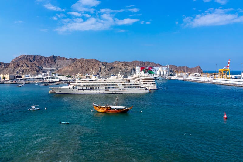 Muscat Oman - December 17, 2018: Port av Muscat, huvudstaden av Oman fotografering för bildbyråer Muscat Oman - December 17, 2018: Port av Muscat, huvudstaden av Oman fotografering för bildbyråer