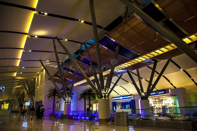 Muscat, Oman, décrivent 20 datés de juillet 2018 Access à la zone hors taxe à l'intérieur du nouvel aéroport international de Mus photographie stock libre de droits Muscat, Oman, décrivent 20 datés de juillet 2018 Access à la zone hors taxe à l'intérieur du nouvel aéroport international de Mus photographie stock libre de droits