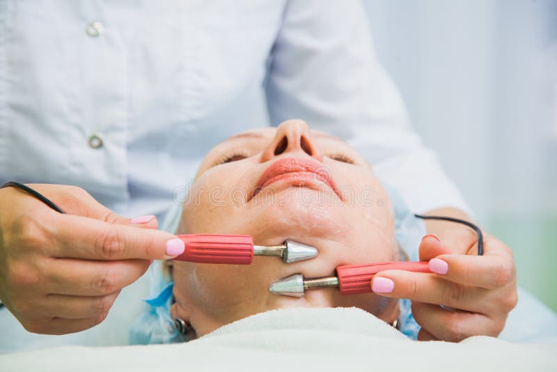 Muscle entonando el procedimiento para la mujer mayor en clínica de la cosmetología imagenes de archivo Muscle entonando el procedimiento para la mujer mayor en clínica de la cosmetología imagenes de archivo