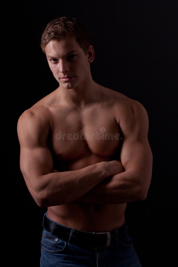 Muscle il giovane nudo sexy che posa in jeans immagine stock libera da diritti Muscle il giovane nudo sexy che posa in jeans immagine stock libera da diritti