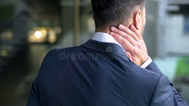 Muscles de massage masculins de cou de bureau, nerf pincé, blessure de coup du lapin, inflammation images libres de droits Muscles de massage masculins de cou de bureau, nerf pincé, blessure de coup du lapin, inflammation images libres de droits