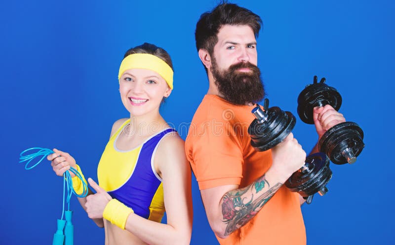 Muscles et corps forts ?quipement de sport Formation sportive de couples avec le barbell et la corde ? sauter Forme physique spor photo libre de droits Muscles et corps forts ?quipement de sport Formation sportive de couples avec le barbell et la corde ? sauter Forme physique spor photo libre de droits