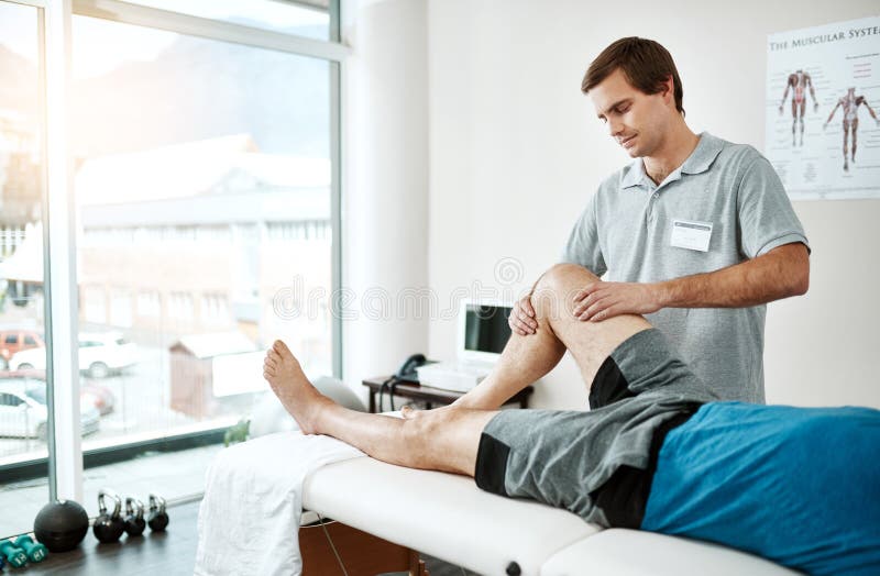 Muscolo o fisioterapista con riabilitazione della gamba in ufficio per lesioni a sostegno ortopedia. Piccole imprese immagini stock
