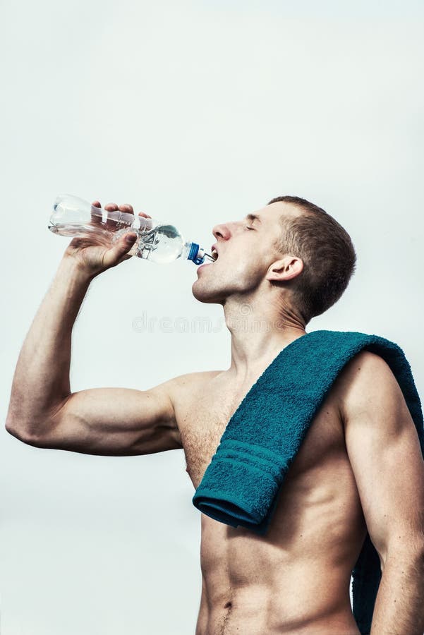 https://thumbs.dreamstime.com/b/muscular-young-man-workout-drinking-bottle-water-66766667.jpg