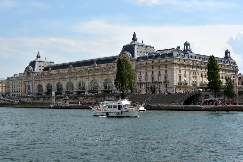 File:Avenue des Champs-Élysées - magasin Louis Vuitton.jpg - Wikimedia  Commons