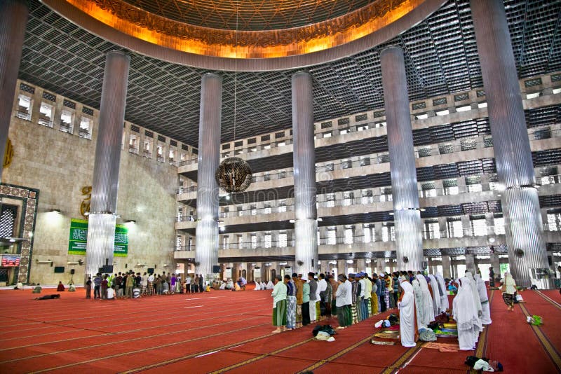 Muselman som ber på den Istiqlal Mesjid moskén. Indonesien royaltyfria bilder Muselman som ber på den Istiqlal Mesjid moskén. Indonesien royaltyfria bilder