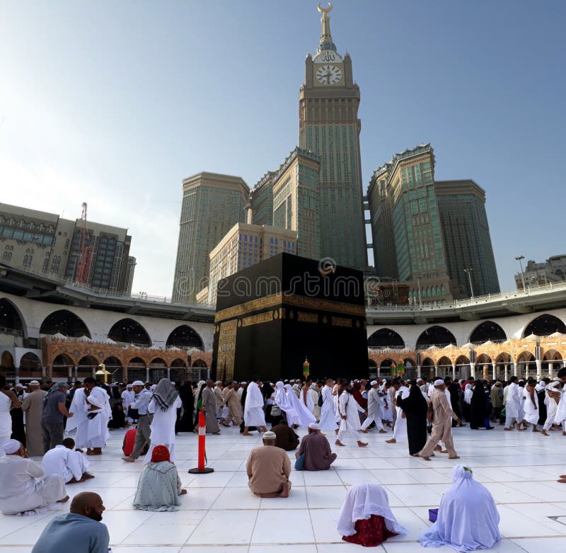 Muselman som utför tawaf på heliga Kaabah i morgonen Muselmaner vänder mot riktningen av Kaaba, när de utför bönen royaltyfri bild Muselman som utför tawaf på heliga Kaabah i morgonen Muselmaner vänder mot riktningen av Kaaba, när de utför bönen royaltyfri bild