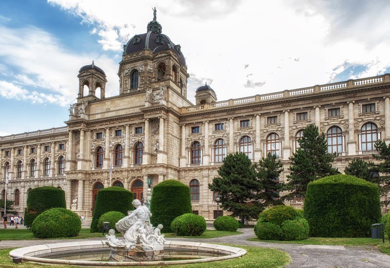 Museo de la historia natural, Viena Fuente con las esculturas en delantera imagen de archivo libre de regalías Museo de la historia natural, Viena Fuente con las esculturas en delantera imagen de archivo libre de regalías