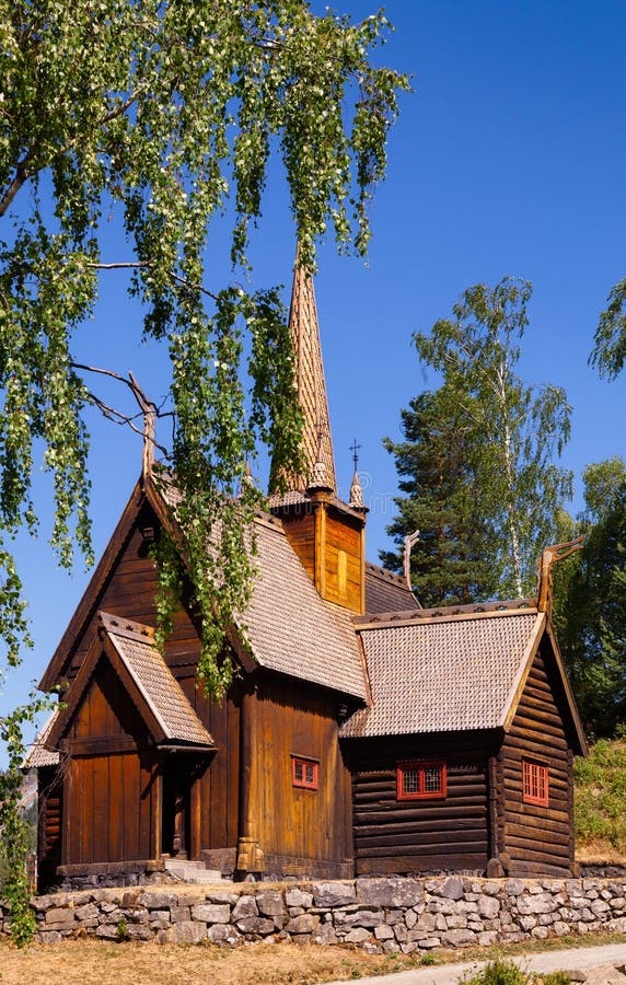 Museo Lillehammer Oppland Norvegia Scandinavia delle gente di Maihaugen della chiesa della doga di Garmo immagini stock libere da diritti Museo Lillehammer Oppland Norvegia Scandinavia delle gente di Maihaugen della chiesa della doga di Garmo immagini stock libere da diritti