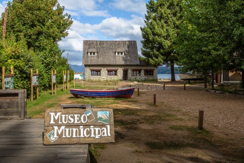 Museo municipale di angostura della La della villa - angostura della La della villa, Patagonia, Argentina fotografie stock libere da diritti Museo municipale di angostura della La della villa - angostura della La della villa, Patagonia, Argentina fotografie stock libere da diritti