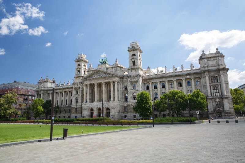 Museo nazionale ungherese di etnografia, aka di Neprajzi Muzeum, a immagine stock libera da diritti Museo nazionale ungherese di etnografia, aka di Neprajzi Muzeum, a immagine stock libera da diritti