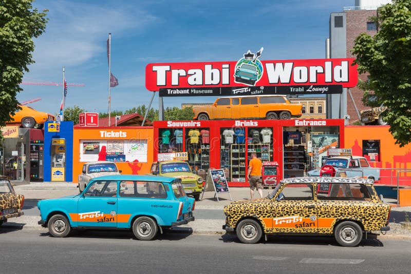 Museo trabante y también alquiler de un coche para un safari trabante en el centro de Berlín fotos de archivo Museo trabante y también alquiler de un coche para un safari trabante en el centro de Berlín fotos de archivo