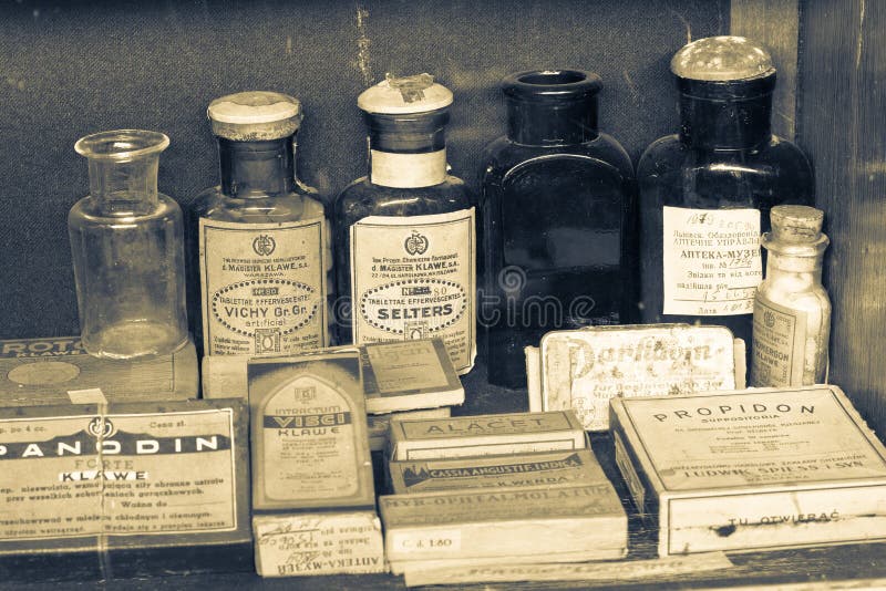 Лекарства древности. Аптечная старинная упаковка. Древние аптеки. Фармация в древности. Старые лекарства.