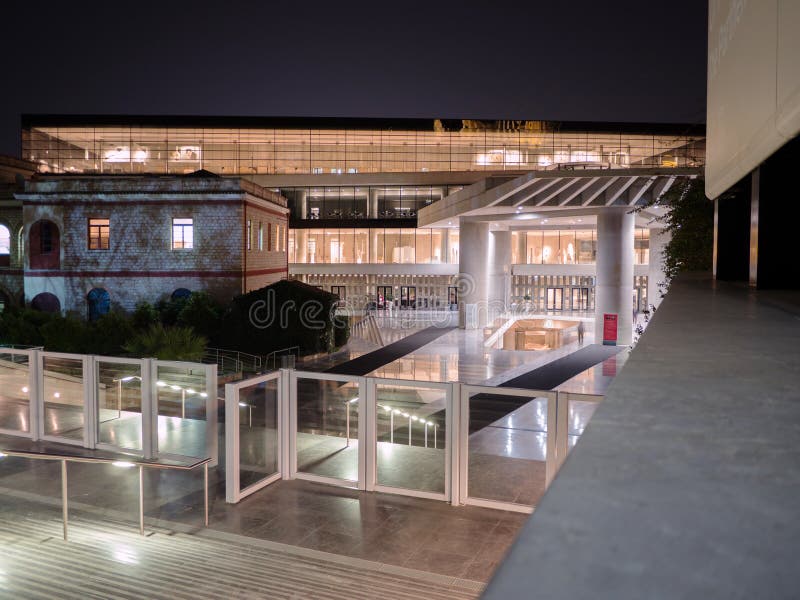 Museu da acrópole em Atenas na noite imagem de stock Museu da acrópole em Atenas na noite imagem de stock
