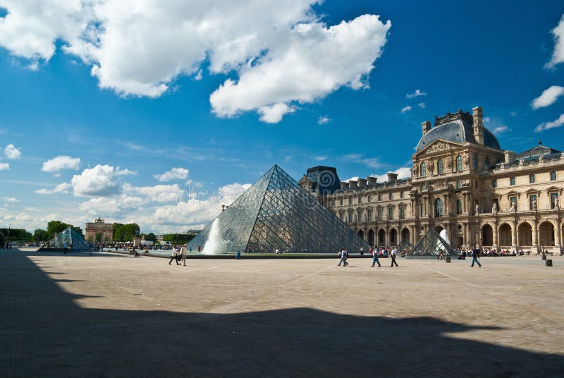 Museu do Louvre em Paris imagens de stock royalty free