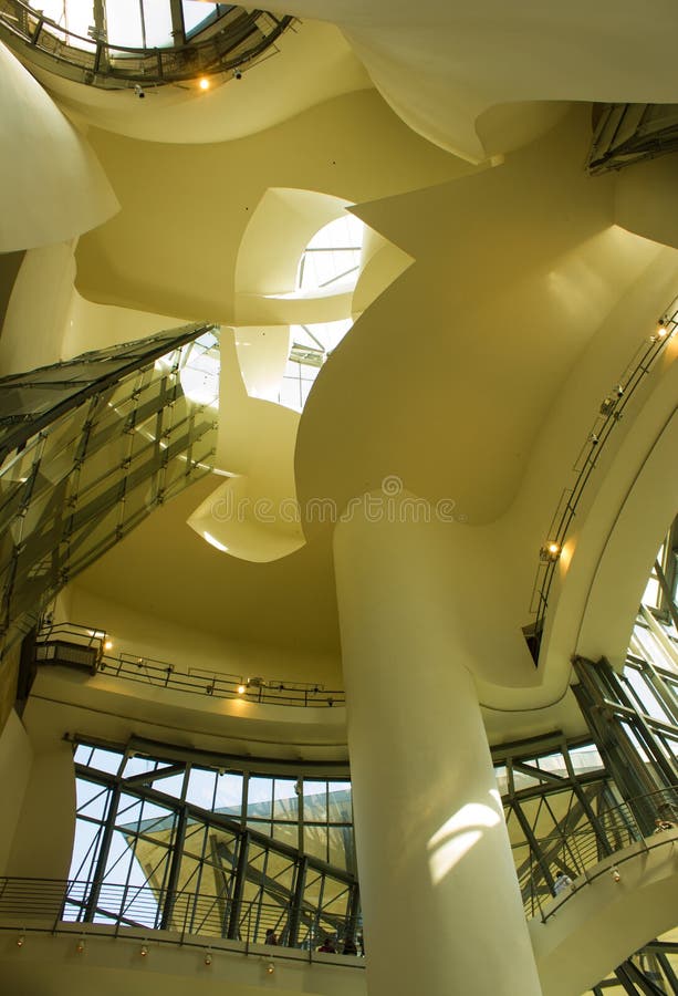 Museu de Guggenheim, Bilbao, país de Basc, Espanha, vista interna foto de stock Museu de Guggenheim, Bilbao, país de Basc, Espanha, vista interna foto de stock