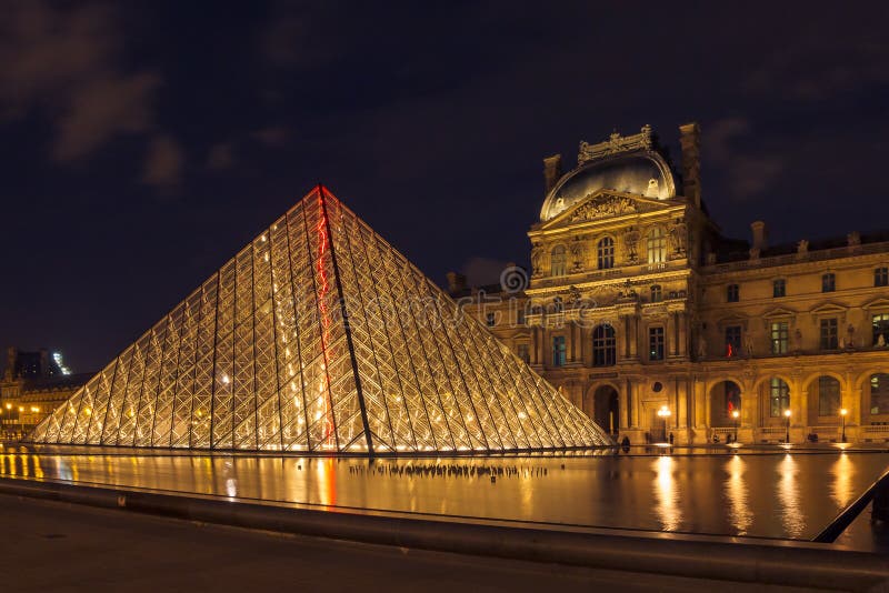 Museu do Louvre e a pirâmide em Paris, França, no illumin da noite fotografia de stock royalty free Museu do Louvre e a pirâmide em Paris, França, no illumin da noite fotografia de stock royalty free