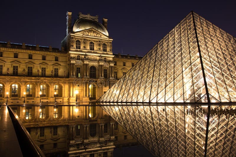 Museu do Louvre e sua pirâmide foto de stock Museu do Louvre e sua pirâmide foto de stock