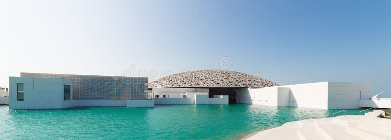 Museu do Louvre em Abu Dhabi, Emiratos Árabes Unidos imagem de stock Museu do Louvre em Abu Dhabi, Emiratos Árabes Unidos imagem de stock