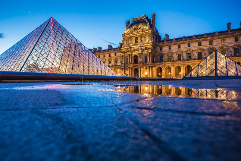 Museu do Louvre em Paris foto de stock royalty free
