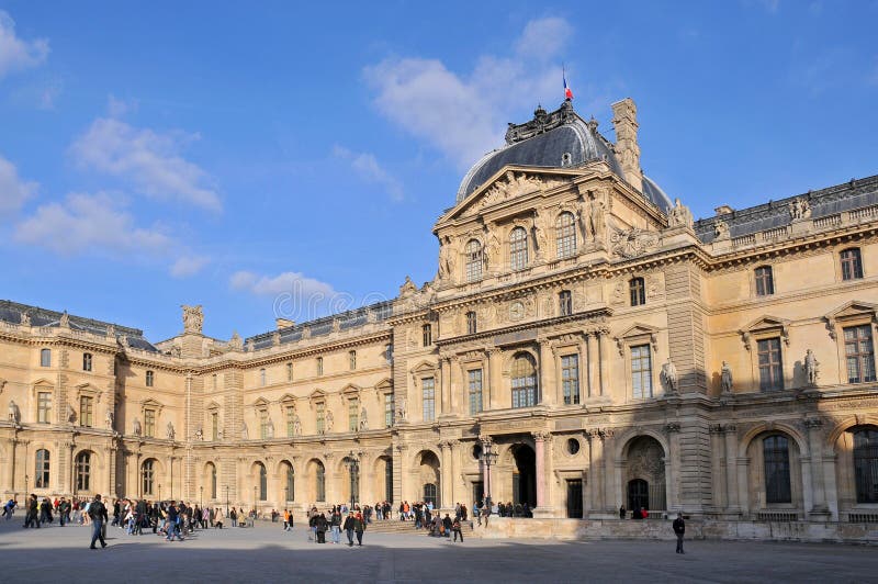 Museu do Louvre, o maior museu de arte do mundo e monumento histórico em Paris, França fotografia de stock Museu do Louvre, o maior museu de arte do mundo e monumento histórico em Paris, França fotografia de stock
