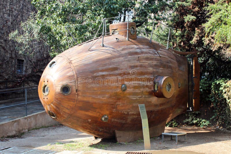 Bathyscaphe De Jacques-Yves Cousteau Para a Pesquisa Oceanográfico Perto Do  Museu Oceanográfico, Mônaco Foto de Stock Editorial - Imagem de museu,  monaco: 128694493