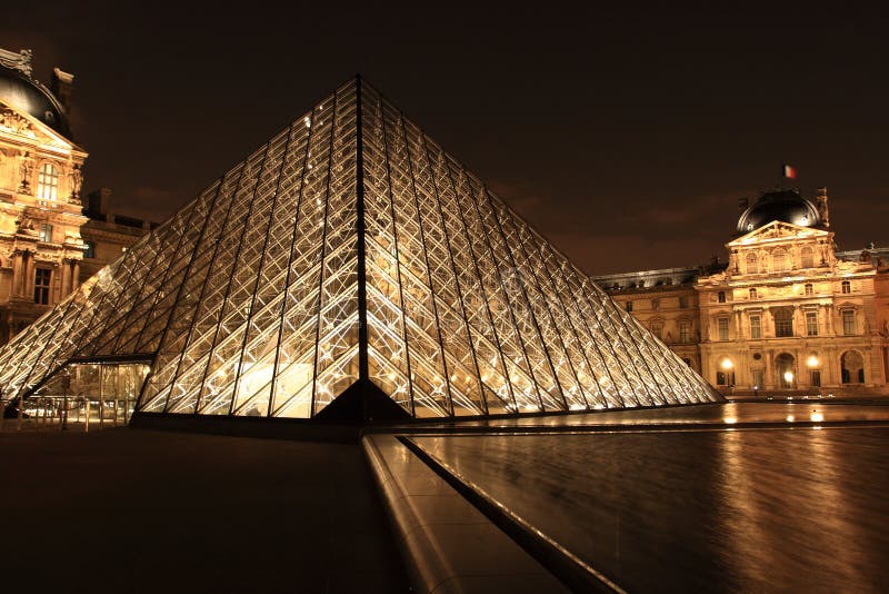 Museu do Louvre à noite, França imagens de stock