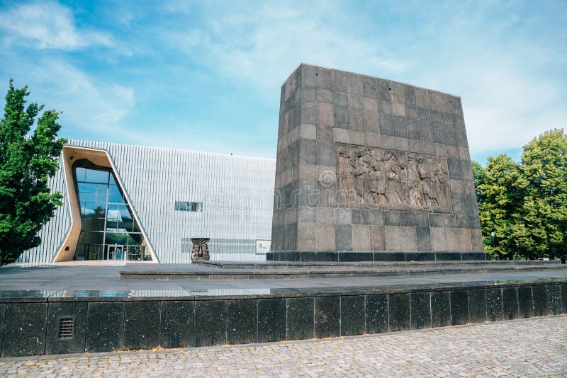 Museu POLIN da História dos Judeus Poloneses e monumento em Varsóvia, Polônia