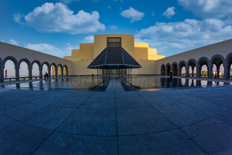 Museum of Islamic Art, Doha, Qatar in daylight inwendige uitzicht met wolken in de lucht op de achtergrond stock fotografie Museum of Islamic Art, Doha, Qatar in daylight inwendige uitzicht met wolken in de lucht op de achtergrond stock fotografie