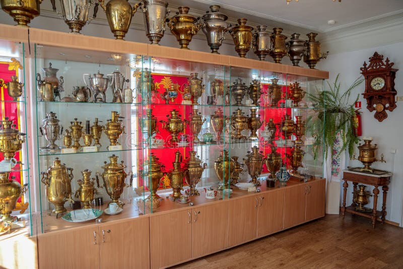 Museum von Samowaren, Ansicht über Stände mit vielen Samowaren lizenzfreies stockbild Museum von Samowaren, Ansicht über Stände mit vielen Samowaren lizenzfreies stockbild