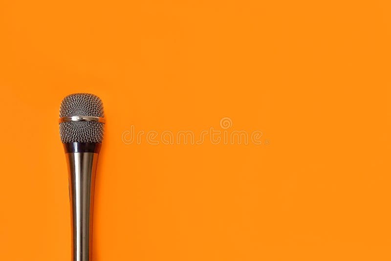 Microphone trên nền cam tạo nên một vẻ đẹp tinh tế và sang trọng. Hãy xem hình ảnh này để cảm nhận được sự chuyên nghiệp và tình yêu của các nghệ sĩ dành cho âm nhạc. Đừng bỏ lỡ cơ hội tham quan nhé!