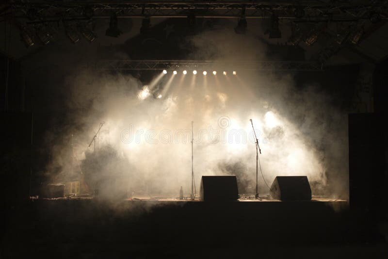 Palco per musica con la nebbia e le luci bianche.