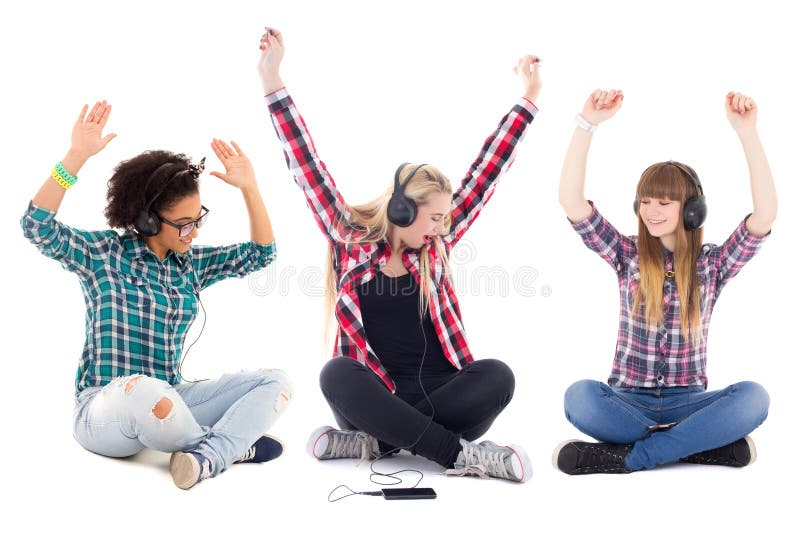 Musica d'ascolto degli adolescenti felici in cuffie isolate sul whi fotografie stock
