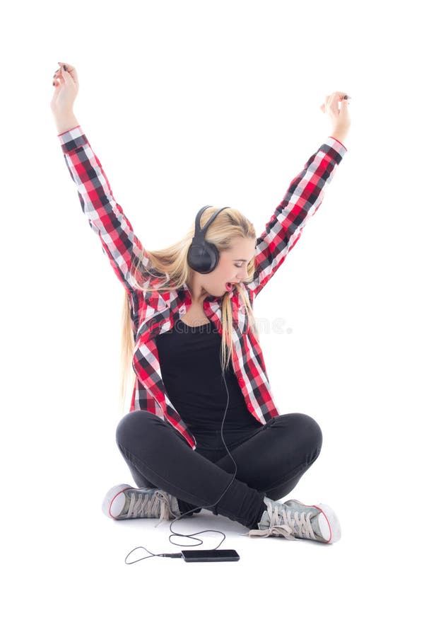 Musica d'ascolto dell'adolescente felice in cuffie isolate su briciolo fotografia stock libera da diritti