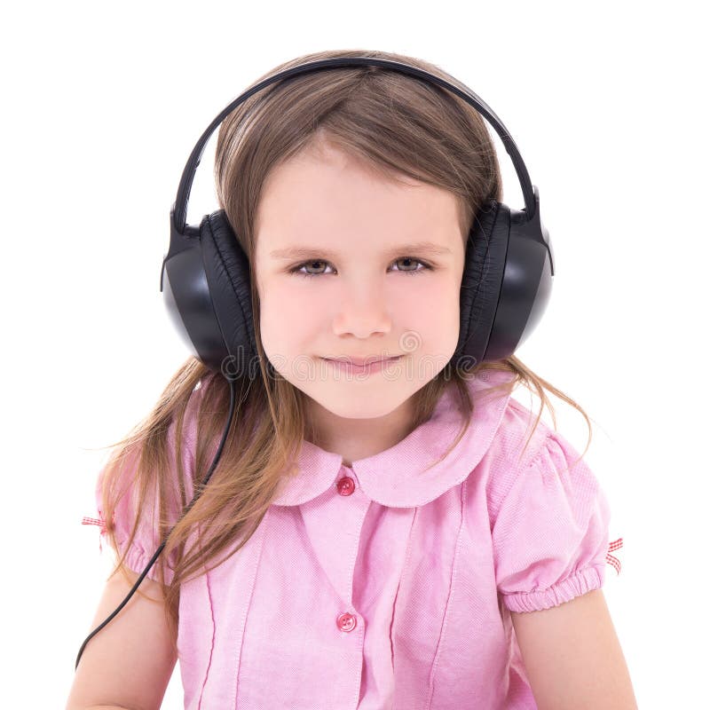Musica d'ascolto della bambina sveglia in cuffie isolate su bianco fotografia stock