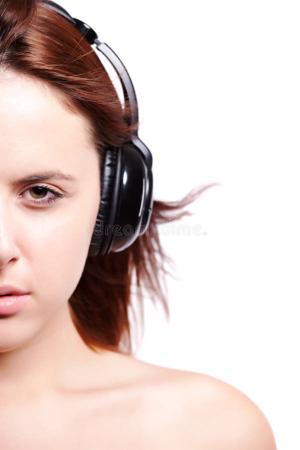 Musica d'ascolto della bella donna immagine stock libera da diritti