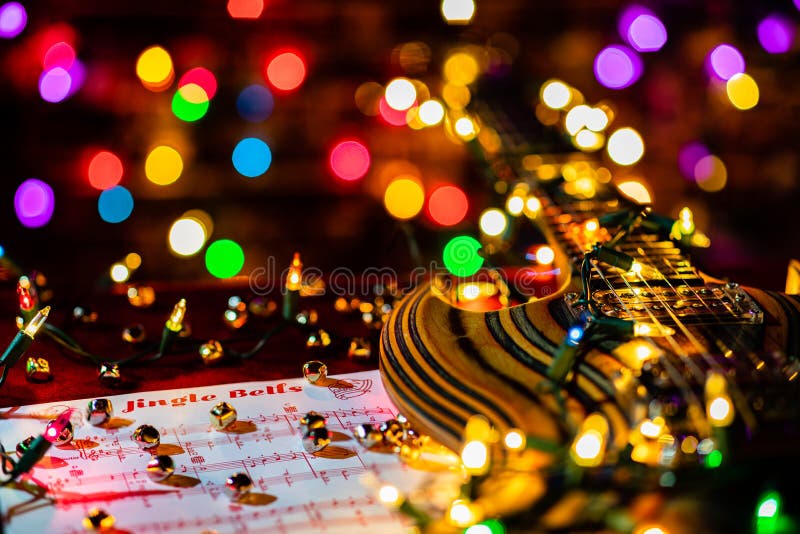 Musica Della Chitarra Per Le Vacanze Jingle Bells Ci Mostra Delle Campane  in Miniatura E Delle Luci Di Natale Accompagnano Una Be Fotografia Stock -  Immagine di allegro, composizione: 161499626