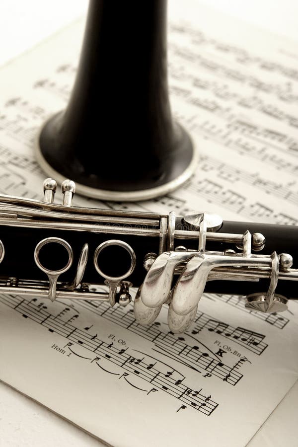 Clarinetto E Strato Di Musica Su Fondo Di Legno Immagine Stock Immagine Di Comporre Orchestra