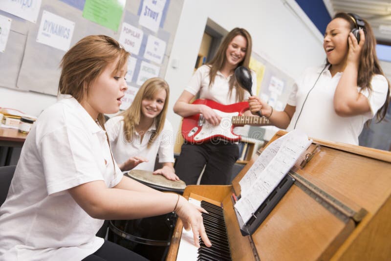 musical przyrządu grać uczennice zdjęcia stock musical przyrządu grać uczennice zdjęcia stock
