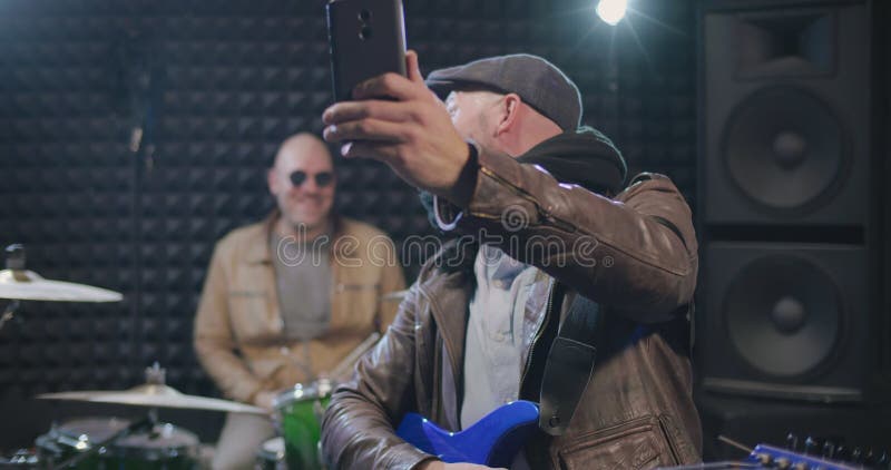 Musici die op middelbare leeftijd selfies in studio maken