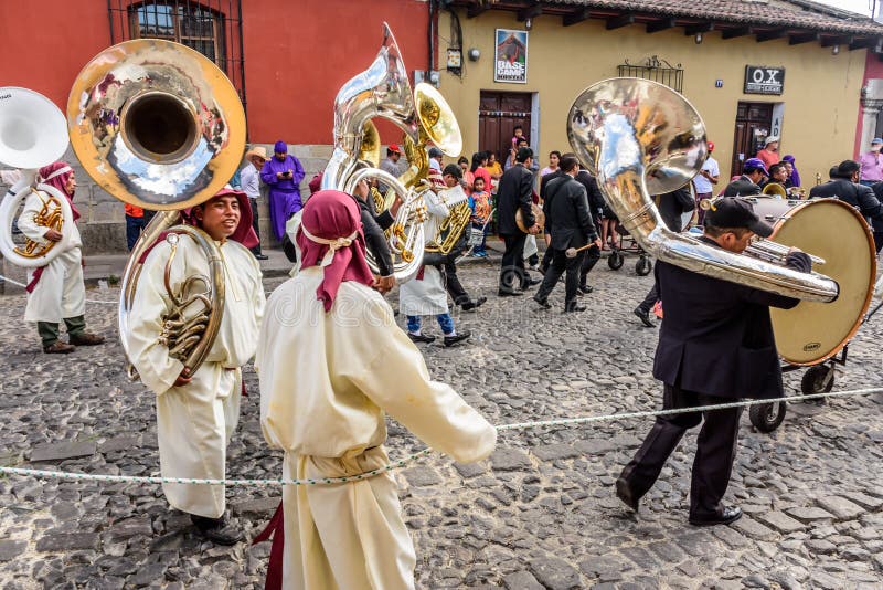 Musici in optocht op eerste Zondag van Geleend, Antigua, Guatem stock fotografie Musici in optocht op eerste Zondag van Geleend, Antigua, Guatem stock fotografie