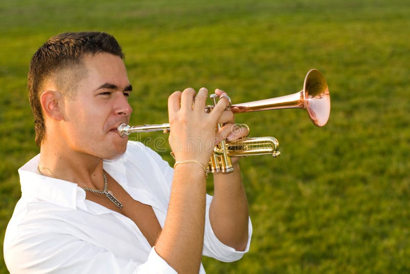 Человек дудка. Музыкант с трубой. Трубач с трубой. Играющий на трубе. Мужчина играющий на трубе.