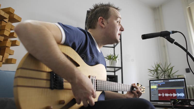 Musicien chantant et jouant la guitare ?lectrique dans le studio ? la maison de musique